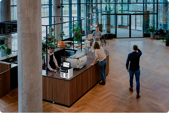 Station de location de batteries externes AnyWatt posée sur le comptoir d'un café, d'un bar ou d'un restaurant